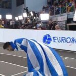 Μίλτος Τεντόγλου: Υποκλίθηκε στον κόσμο με την ελληνική σημαία στους ώμους (video)