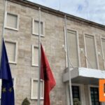 Μεσίστιες οι σημαίες στην Αλβανία – Ημέρα εθνικού πένθους για την τραγωδία στα Τέμπη
