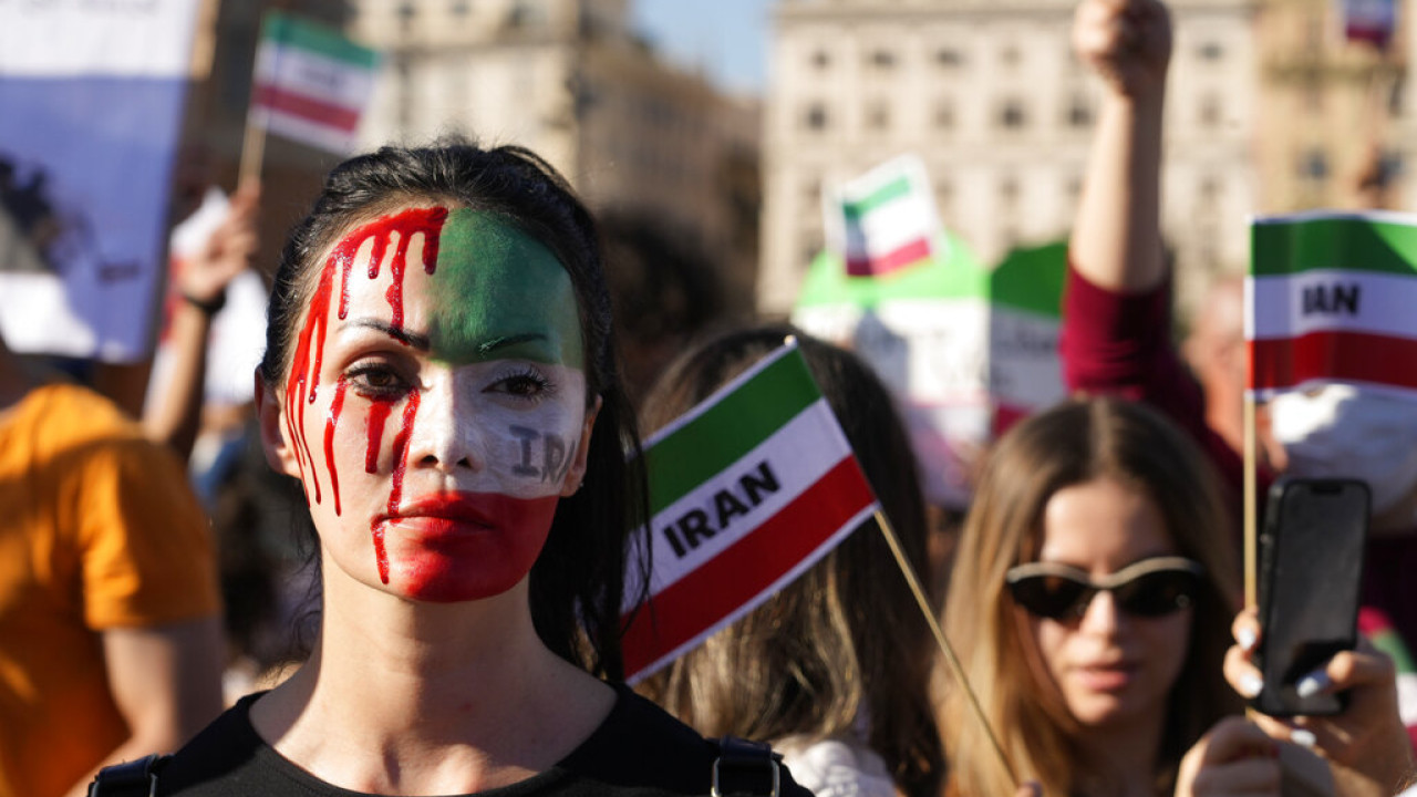 Οι γυναίκες που παραβιάζουν τον ισλαμικό ενδυματολογικό κώδικα θα τιμωρούνται, ανακοίνωσαν οι Aρχές του Ιράν
