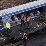 Ολοκληρώνονται οι έρευνες στο σημείο της σύγκρουσης των τρένων - Ανείπωτος πόνος για τους νεκρούς, αγωνία για τους αγνοούμενους