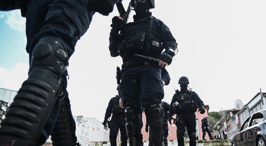 Πέντε συλλήψεις από την έφοδο της ΕΛΑΣ στον Πύργο – Ετοίμαζαν χτύπημα στα ΕΛΤΑ