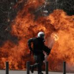 Πεδίο μάχης το Σύνταγμα: Η απρόκλητη επίθεση της αστυνομίας σε εικόνες