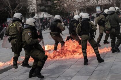 Πορεία για τα Τέμπη: Επεισόδια στο κέντρο της Αθήνας – 10 προσαγωγές (photos/videos)
