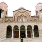 Ρασοφόρος βρίζει χυδαία και χειρονομεί έξω από εκκλησία, απαντά η Μητρόπολη Θεσσαλονίκης