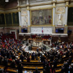 Σάλος στη γαλλική Εθνοσυνέλευση όταν ο υπουργός Δικαιοσύνης έκανε άσεμνες χειρονομίες στον επικεφαλής των Ρεπουμπλικάνων