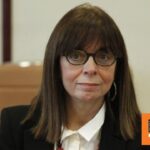 Σακελλαροπούλου για επίθεση σε Βαρουφάκη: «Η βία δεν έχει θέση στη δημοκρατία μας»