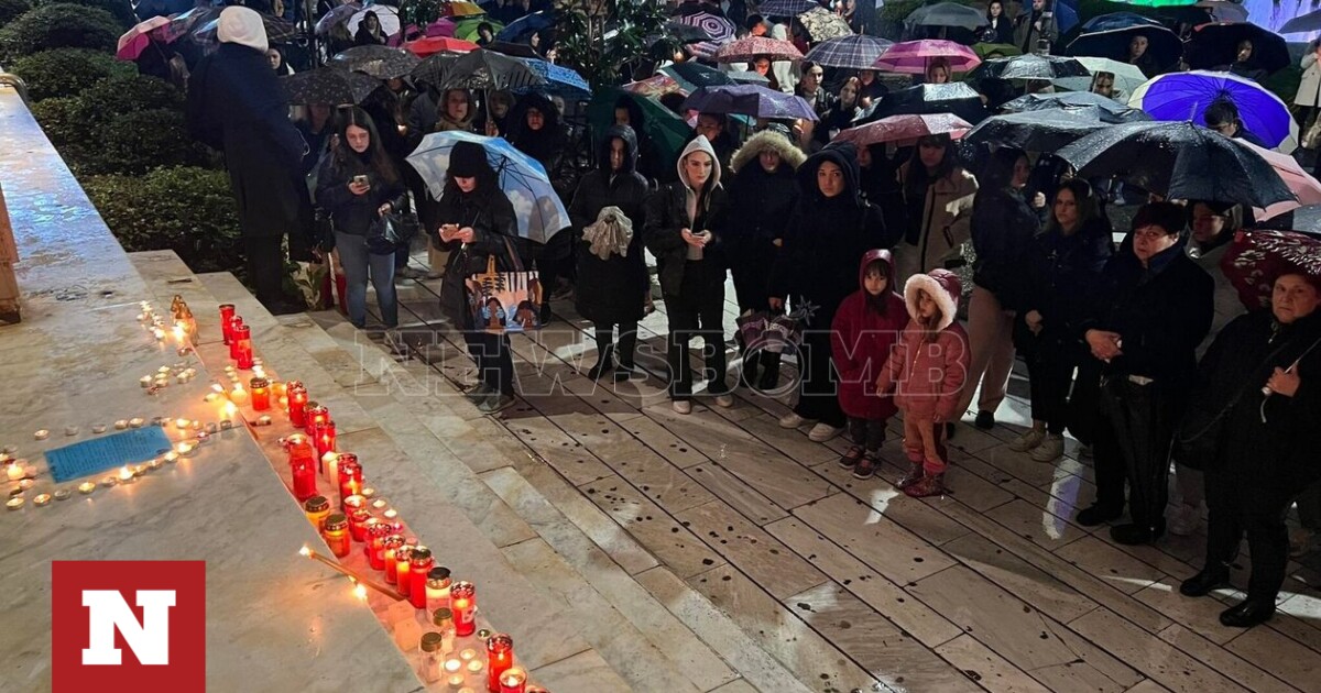 Συγκίνηση στη Λάρισα: Ανάβουν κεράκια για τα θύματα στα Τέμπη