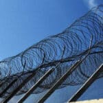 Συνελήφθησαν δύο άτομα που προσπάθησαν να περάσουν ναρκωτικά και κινητά τηλέφωνα στις φυλακές Αυλώνα