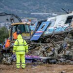 Σύγκρουση τρένων στα Τέμπη: Οργή και οδύνη για τους 57 νεκρούς – Πού εστιάζονται οι έρευνες