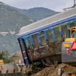 Σύγκρουση τρένων στα Τέμπη: Σήμερα απολογείται ο σταθμάρχης – Ταυτοποιήθηκαν 55 σοροί