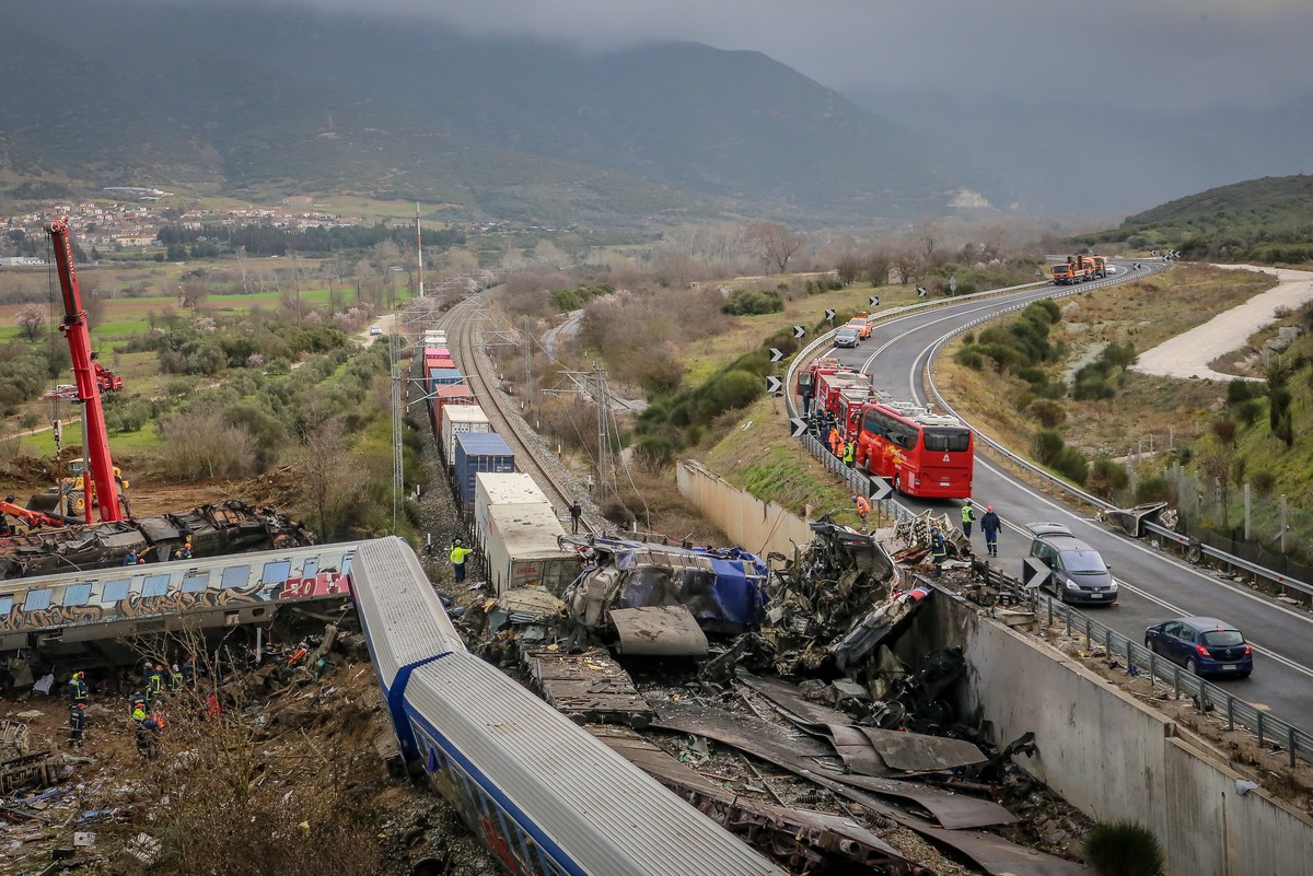 Σύγκρουση τρένων στα Τέμπη: Τριήμερο εθνικό πένθος για τα θύματα