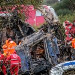 Σύγκρουση τρένων στα Τέμπη: Φεύγουν οι πρώτες νεκροφόρες με τις ταυτοποιημένες σορούς