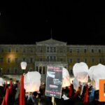 Σύγκρουση τρένων στη Λάρισα - Σύνταγμα: Συγκέντρωση διαμαρτυρίας της ΚΝΕ - Φαναράκια στον ουρανό για τους νεκρούς (φωτογραφίες)