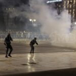 Τέμπη: Επίθεση σε περιπολικό και δύο αστυνομικούς στα επεισόδια στο Σύνταγμα
