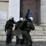 Τέμπη – Συλλαλητήριο στην Αθήνα: Τα ΜΑΤ προσπάθησαν να μπουν στην Πρυτανεία του ΕΚΠΑ (video)
