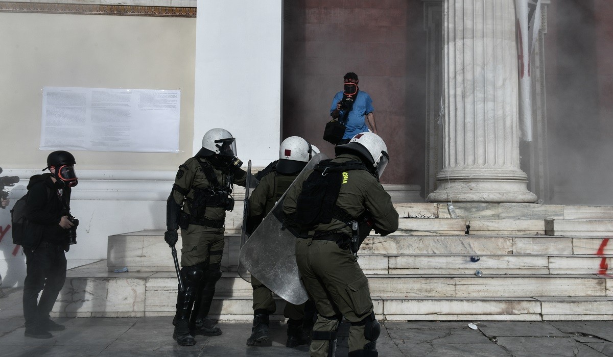 Τέμπη – Συλλαλητήριο στην Αθήνα: Τα ΜΑΤ προσπάθησαν να μπουν στην Πρυτανεία του ΕΚΠΑ (video)