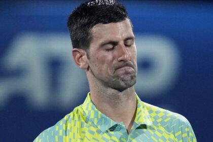 Τένις: Ο Μενβέντεφ απέκλεισε τον Τζόκοβιτς από τον τελικό στο Ντουμπάι