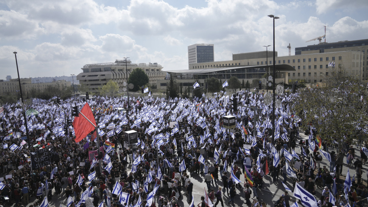 Το χρονολόγιο της πολιτικής κρίσης στο Ισραήλ -  Τα αίτια για τις μαζικές διαδηλώσεις και τον αναβρασμό