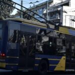 Τροχαίο στο κέντρο της Αθήνας: Τρόλεϊ έπεσε πάνω σε φορτηγό – Ένας τραυματίας