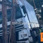 Φορτηγό καρφώθηκε σε κολώνα της ΔΕΗ στο Ωραιόκαστρο - Δείτε φωτογραφίες