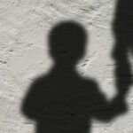 Φρίκη με τον βιασμό 4χρονου από τον πατέρα του: Ανατριχιαστικές περιγραφές και ο ρόλος της γιαγιάς