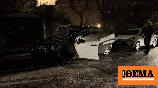Φωτιά σε αυτοκίνητο σεκιούριτι στην Φιλοθέη: Πρόλαβαν και βγήκαν οι δυο επιβαίνοντες - Δείτε βίντεο