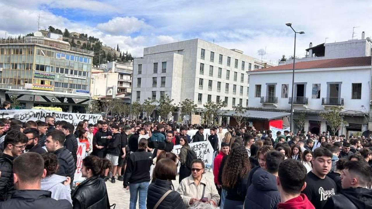 Χιλιάδες πολίτες στο κέντρο της Λαμίας: Μεγάλη συγκέντρωση και διαμαρτυρία για τα Τέμπη - Φωτογραφίες