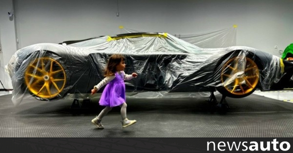 Chaos: Η κόρη του κατασκευαστή δίπλα στο Ελληνικό υπεραυτοκίνητο
