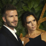 Victoria Beckham: Γενέθλια «στο πουθενά» με κοκτέιλ και τον David αγκαλιά