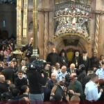 Άγιο Φως: Πλήθος πιστών για την τελετή αφής στα Ιεροσόλυμα – Πότε θα φτάσει στην Ελλάδα (Videos)