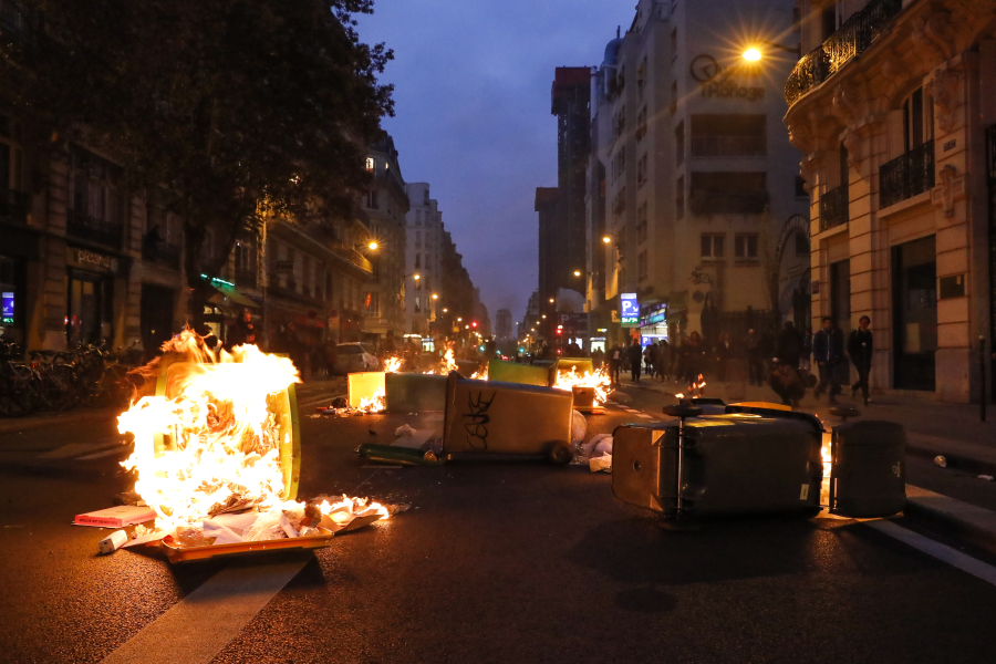Έφοδος διαδηλωτών σε γραφεία χρηματιστηρίου (βίντεο) - Μαίνεται η κοινωνική εξέγερση στην Γαλλία
