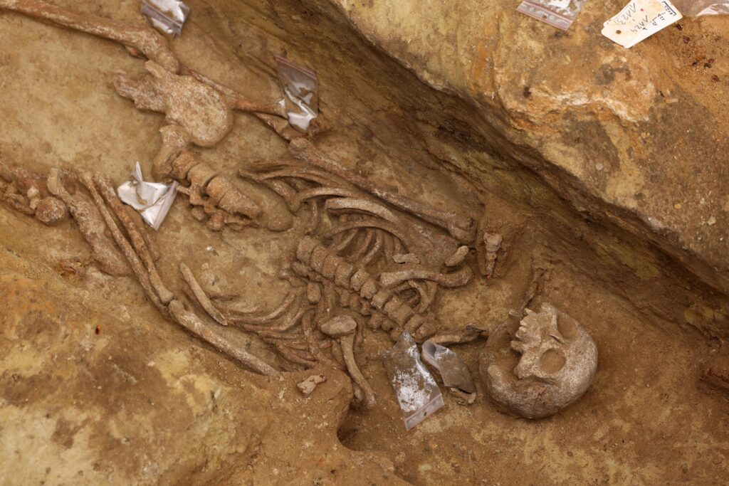 Αρχαιολόγοι ανακάλυψαν αρχαία νεκρόπολη δίπλα σε σιδηροδρομικό σταθμό του Παρισιού