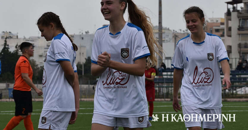 «Αυτή η μικρή έβαλε γκολ!»: Στο γυναικείο ποδόσφαιρο έφηβες και ενήλικες γίνονται μια οικογένεια