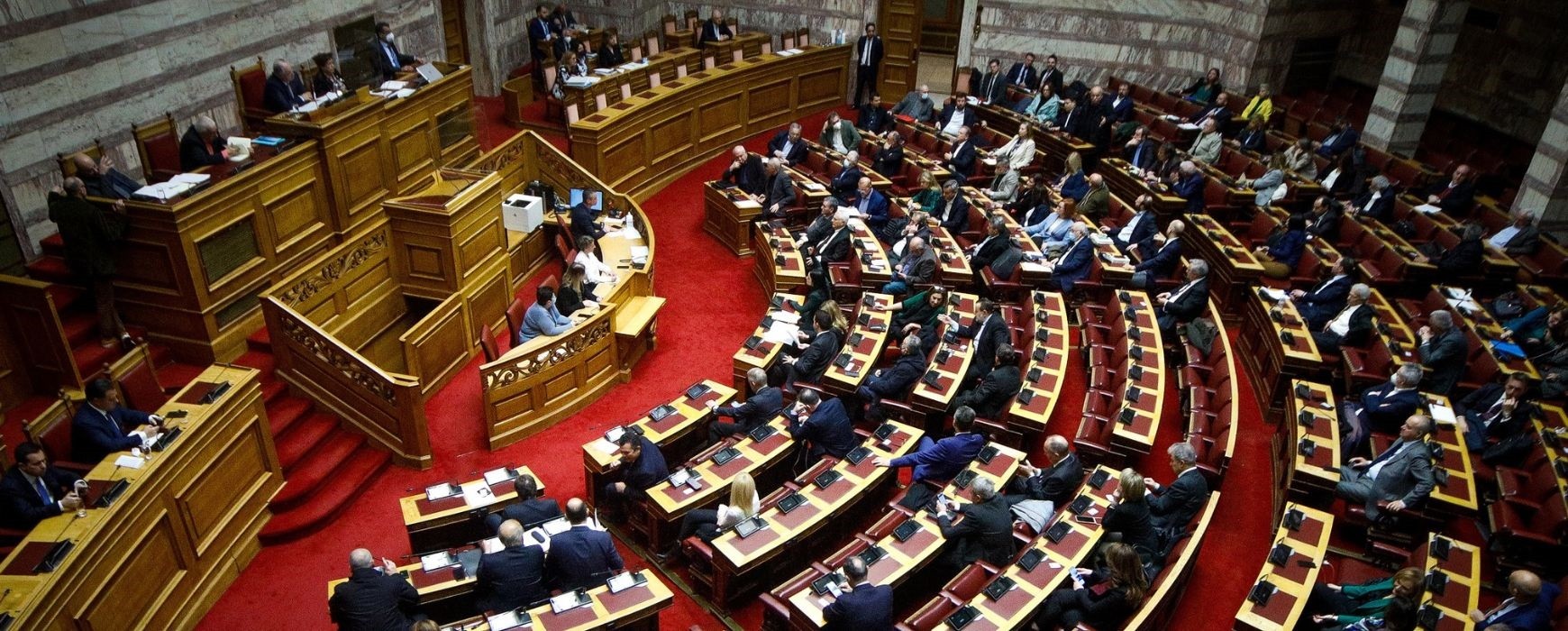 Βουλή: Σε εξέλιξη η συζήτηση στην Ολομέλεια για το «μπλόκο» στο κόμμα Κασιδιάρη – Δείτε live