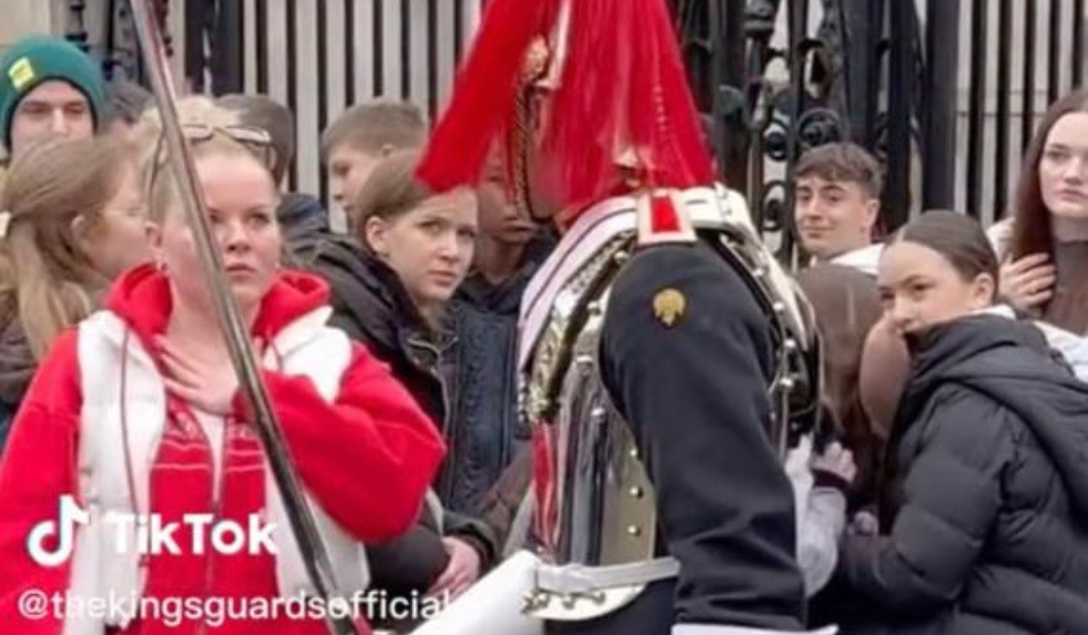 Βρετανία: Μέλος της Βασιλικής Φρουράς ουρλιάζει σε τουρίστρια «Μη με ακουμπάς!» (Video)