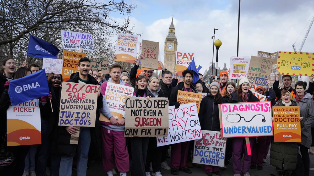 Βρετανία: Τετραήμερη απεργία ξεκινούν από σήμερα οι ειδικευόμενοι γιατροί του NHS