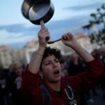 Γαλλία: Κατασχέθηκαν κατσαρόλες και τηγάνια σε διαδήλωση κατά του Μακρόν
