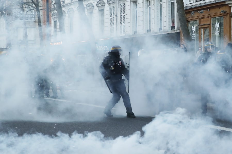 Γαλλία: Μπήκε στο αστυνομικό τμήμα και βγήκε ένοπλος και ένστολος