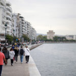Γυναίκα – ταχυδακτυλουργός στη Θεσσαλονίκη ξάφριζε τα θύματά της με μια αγκαλιά