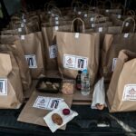 Δήμος Πειραιά: Μοίρασε 1.230 γεύματα αγάπης σε άστεγους για το Πάσχα
