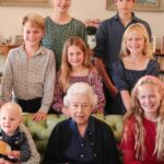 Ελισάβετ: H άγνωστη φωτογραφία με τα εγγόνια της λίγο πριν τον θάνατό της - Σήμερα θα έκλεινε τα 97