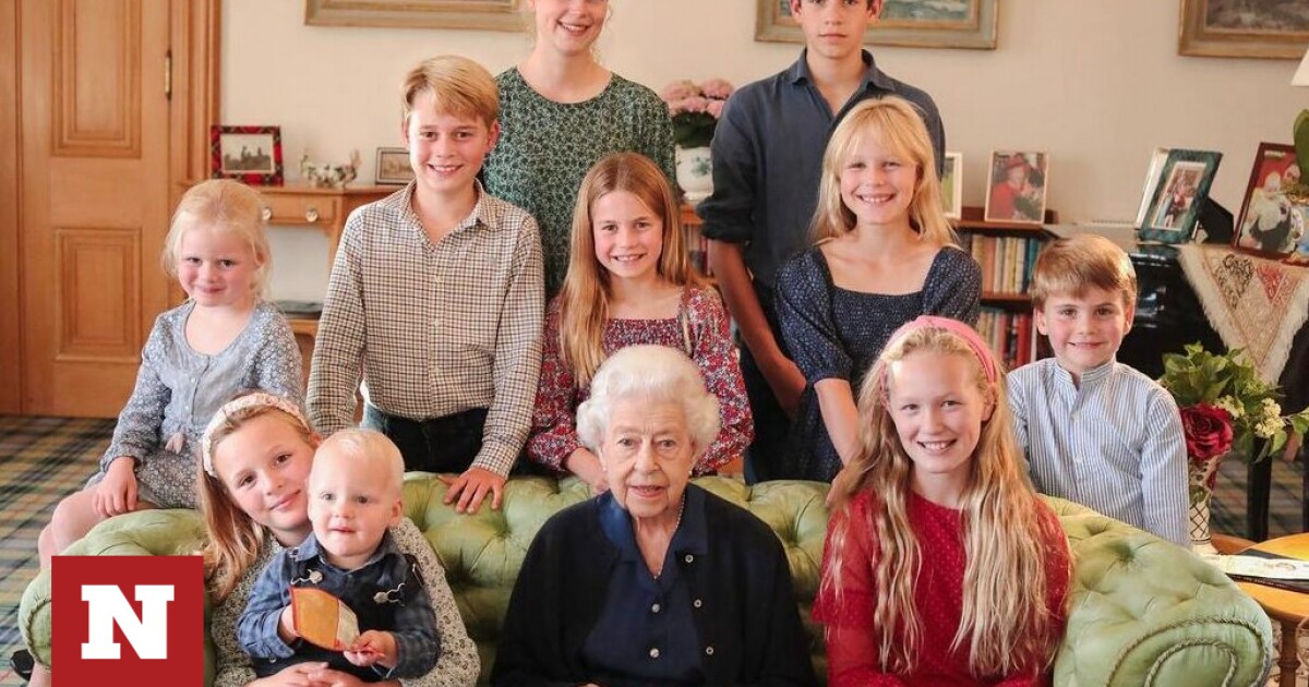 Ελισάβετ: H άγνωστη φωτογραφία με τα εγγόνια της λίγο πριν τον θάνατό της - Σήμερα θα έκλεινε τα 97