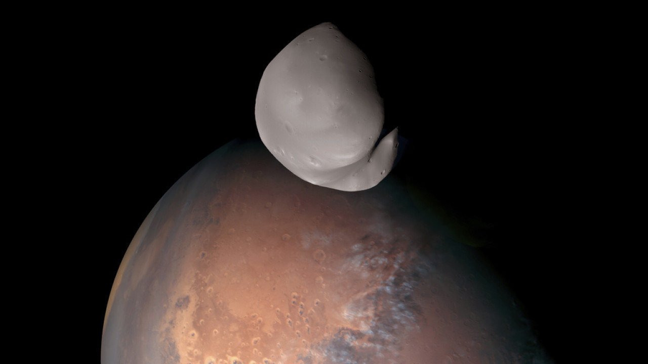 Εντυπωσιακές εικόνες του Δείμου, του μικρότερου δορυφόρου του Άρη - Δείτε βίντεο
