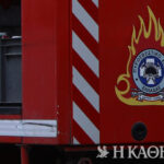 Θεσσαλονίκη: Φωτιά σε πυλωτή πολυκατοικίας, κάηκαν τρία οχήματα