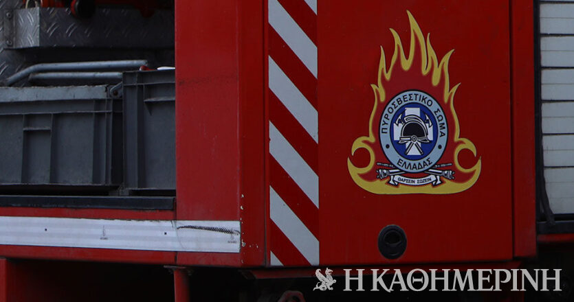 Θεσσαλονίκη: Φωτιά σε πυλωτή πολυκατοικίας, κάηκαν τρία οχήματα