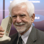 Κινητά: 50 χρόνια από το πρώτο τηλεφώνημα – «Άλλαξε την ανθρωπότητα προς το καλύτερο» (videos)