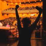 Λυρική: Όπερα στα σχολεία μέσα από μια δουλειά με χιούμορ – «Το γέλιο ρίχνει τις άμυνες και μαλακώνει τους ανθρώπους»