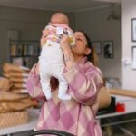 Μαίρη Συνατσάκη: Φωτογραφίζει τον Ιάν Στρατή με την 4 μηνών κορούλα τους