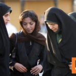 Με διώξεις «χωρίς έλεος» απειλεί ο ανώτατος δικαστής του Ιράν τις γυναίκες χωρίς μαντίλα