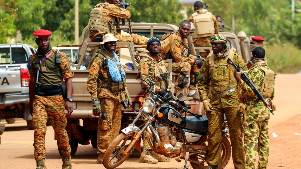 Μπουρκίνα Φάσο: «Περίπου 60» νεκροί από πυρά ανδρών με στολές του στρατού